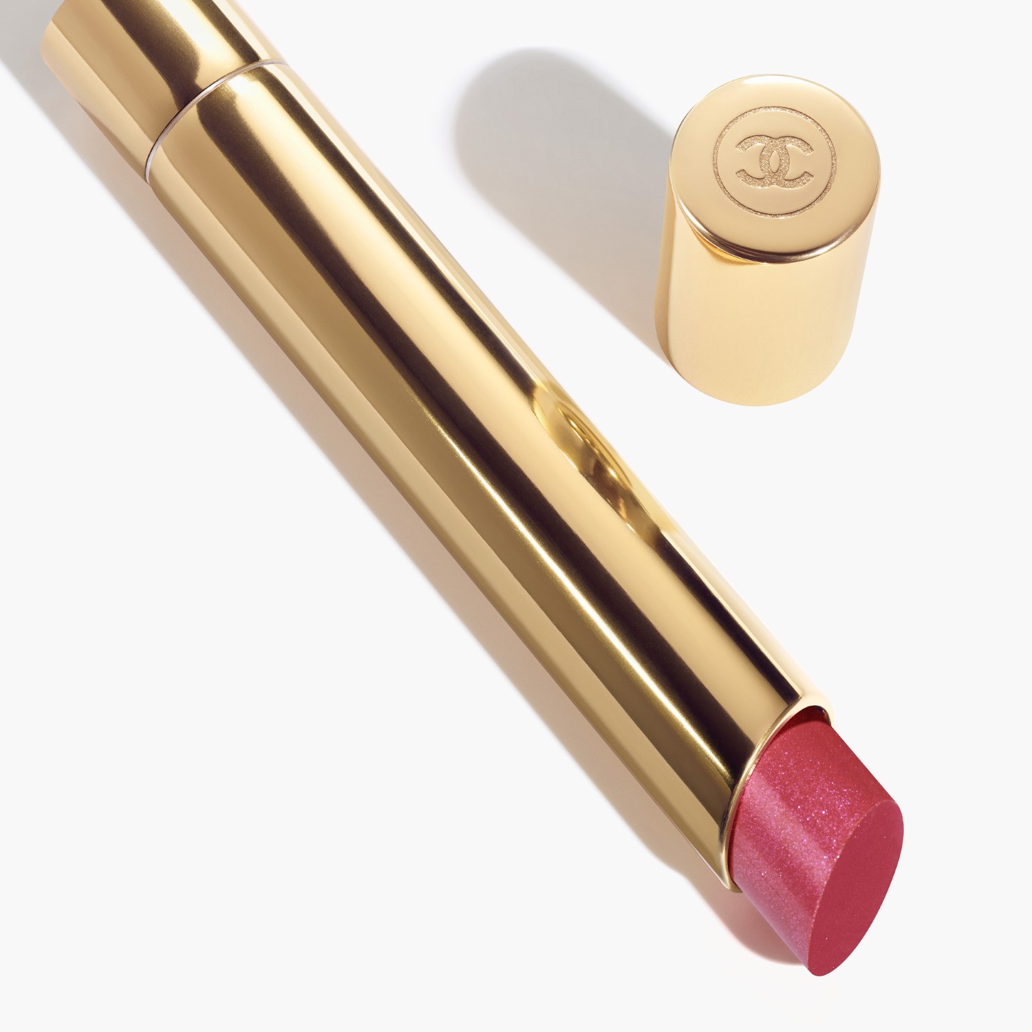 LA BARRA DE LABIOS DE ALTA INTENSIDAD. CONCENTRADO DE LUZ Y TRATAMIENTO. RECARGABLE